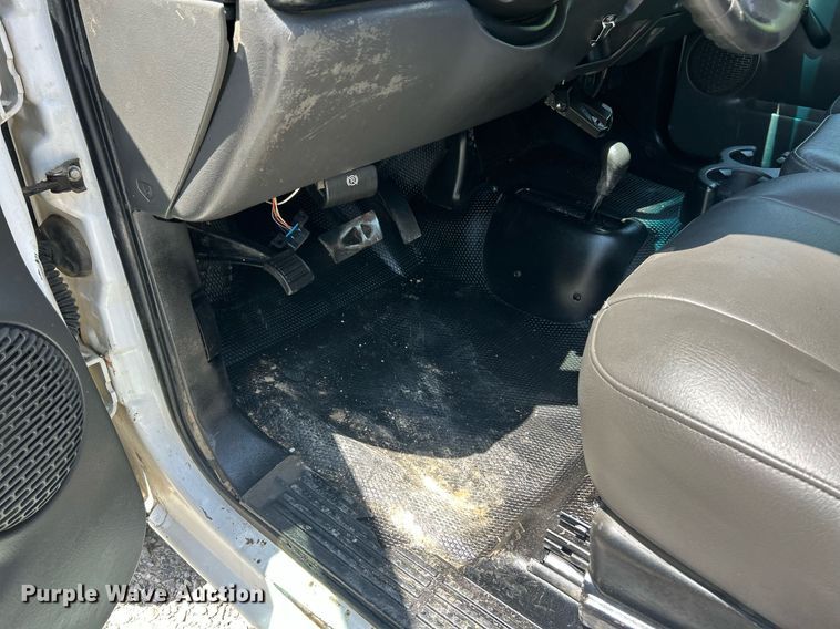 image for item EK8100 2007 Chevrolet Silverado 3500 flatbed pickup truck