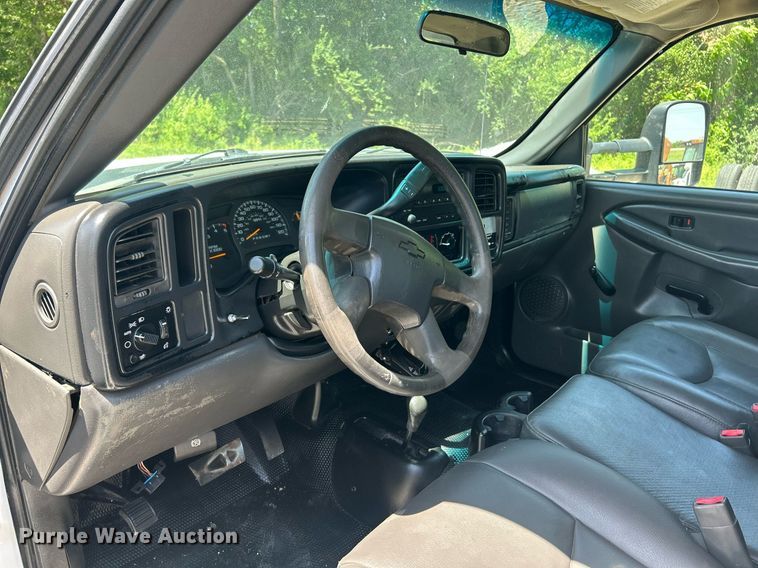 image for item EK8100 2007 Chevrolet Silverado 3500 flatbed pickup truck