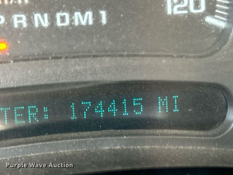 image for item EK8100 2007 Chevrolet Silverado 3500 flatbed pickup truck