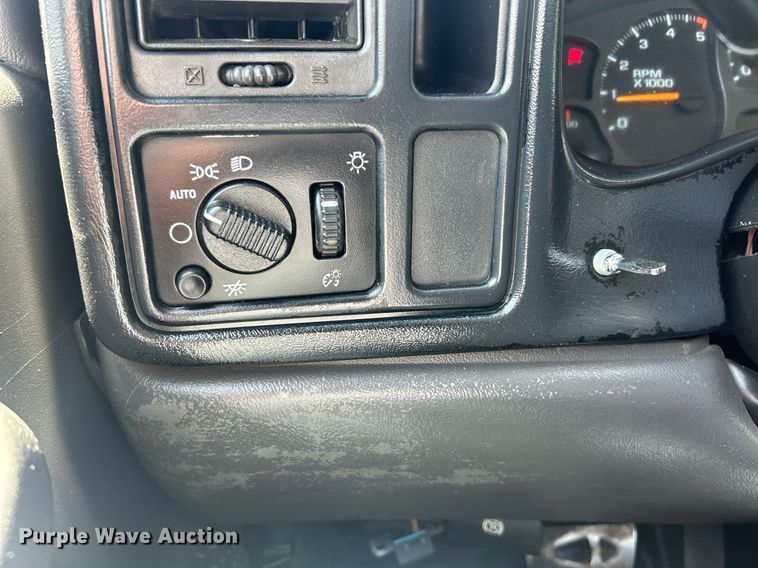 image for item EK8100 2007 Chevrolet Silverado 3500 flatbed pickup truck