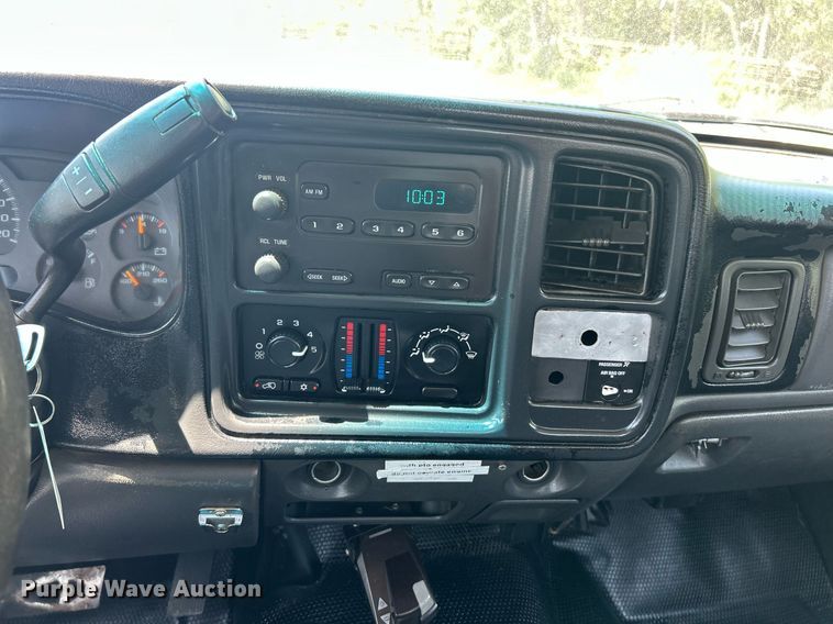 image for item EK8100 2007 Chevrolet Silverado 3500 flatbed pickup truck