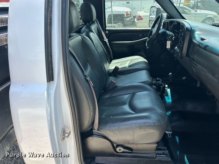 image for item EK8100 2007 Chevrolet Silverado 3500 flatbed pickup truck