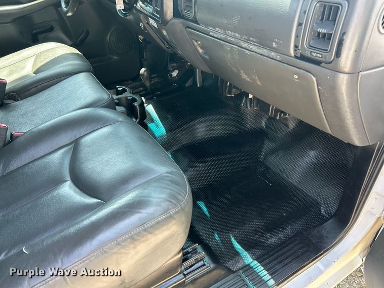 image for item EK8100 2007 Chevrolet Silverado 3500 flatbed pickup truck