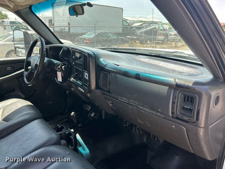 image for item EK8100 2007 Chevrolet Silverado 3500 flatbed pickup truck