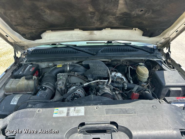 image for item EK8100 2007 Chevrolet Silverado 3500 flatbed pickup truck