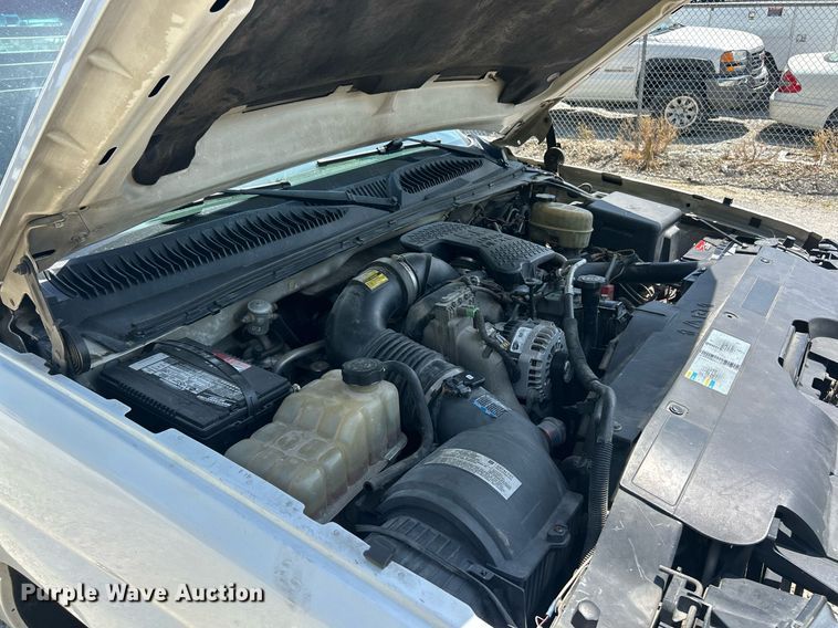 image for item EK8100 2007 Chevrolet Silverado 3500 flatbed pickup truck