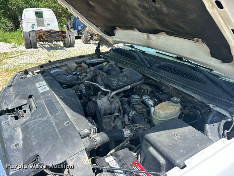 image for item EK8100 2007 Chevrolet Silverado 3500 flatbed pickup truck