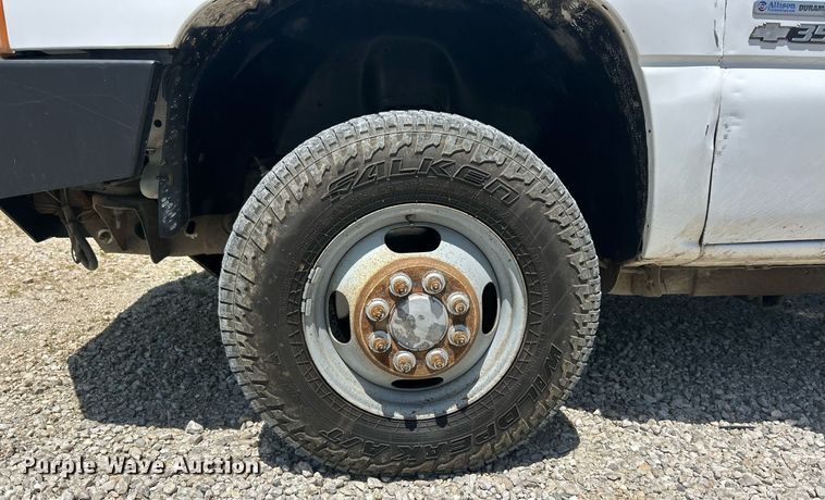 image for item EK8100 2007 Chevrolet Silverado 3500 flatbed pickup truck