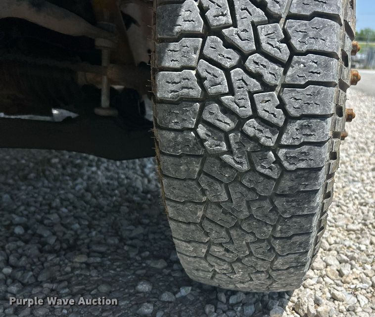 image for item EK8100 2007 Chevrolet Silverado 3500 flatbed pickup truck