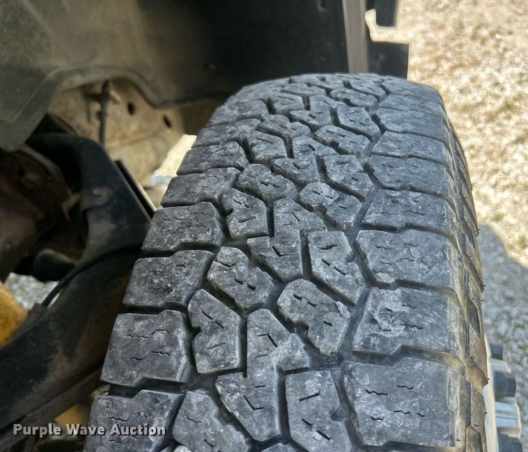 image for item EK8100 2007 Chevrolet Silverado 3500 flatbed pickup truck