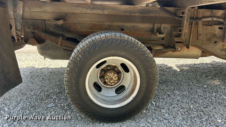 image for item EK8100 2007 Chevrolet Silverado 3500 flatbed pickup truck