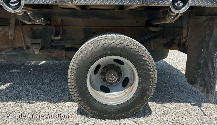 image for item EK8100 2007 Chevrolet Silverado 3500 flatbed pickup truck