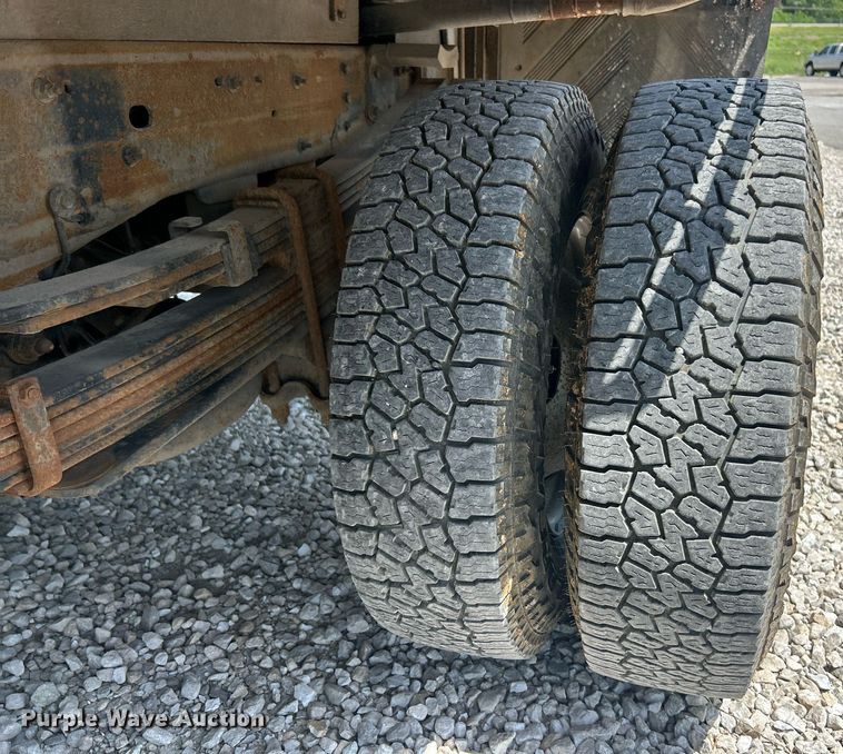 image for item EK8100 2007 Chevrolet Silverado 3500 flatbed pickup truck