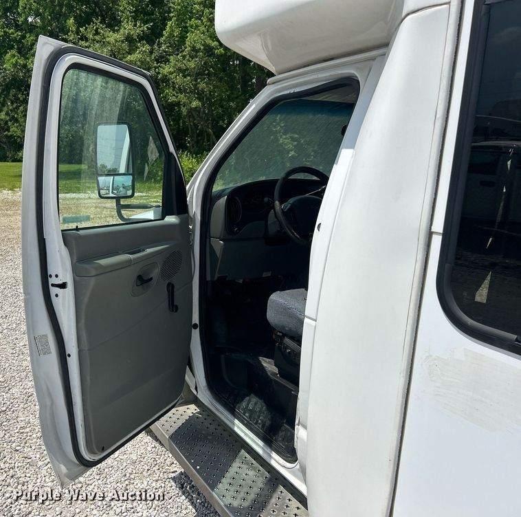 image for item EK8101 2008 Ford E350 Super Duty shuttle bus