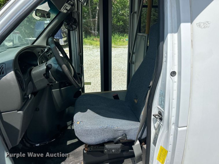 image for item EK8101 2008 Ford E350 Super Duty shuttle bus