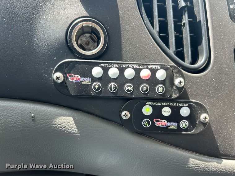 image for item EK8101 2008 Ford E350 Super Duty shuttle bus