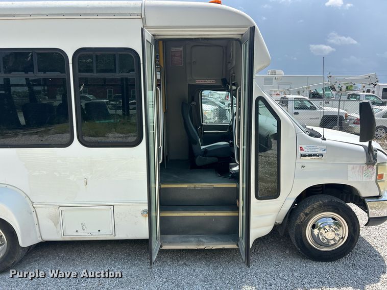 image for item EK8101 2008 Ford E350 Super Duty shuttle bus