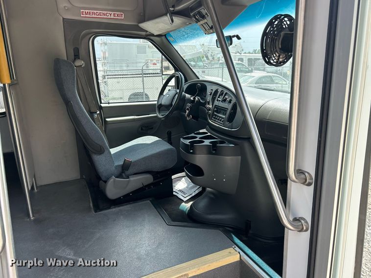 image for item EK8101 2008 Ford E350 Super Duty shuttle bus