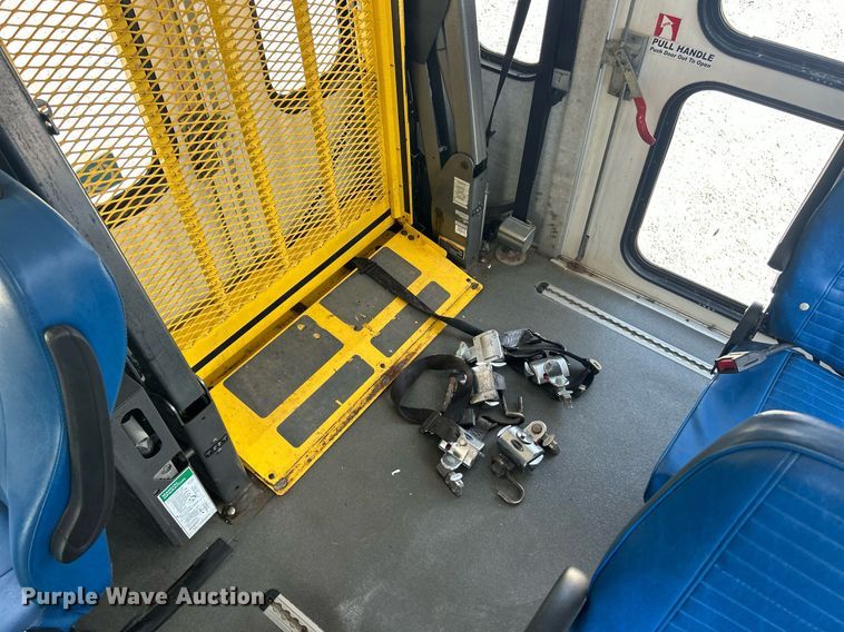 image for item EK8101 2008 Ford E350 Super Duty shuttle bus