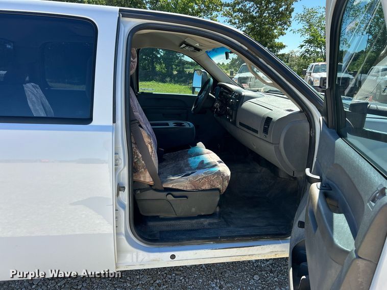 image for item EK8129 2013 GMC Sierra 2500HD Crew Cab pickup truck