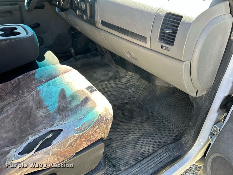 image for item EK8129 2013 GMC Sierra 2500HD Crew Cab pickup truck