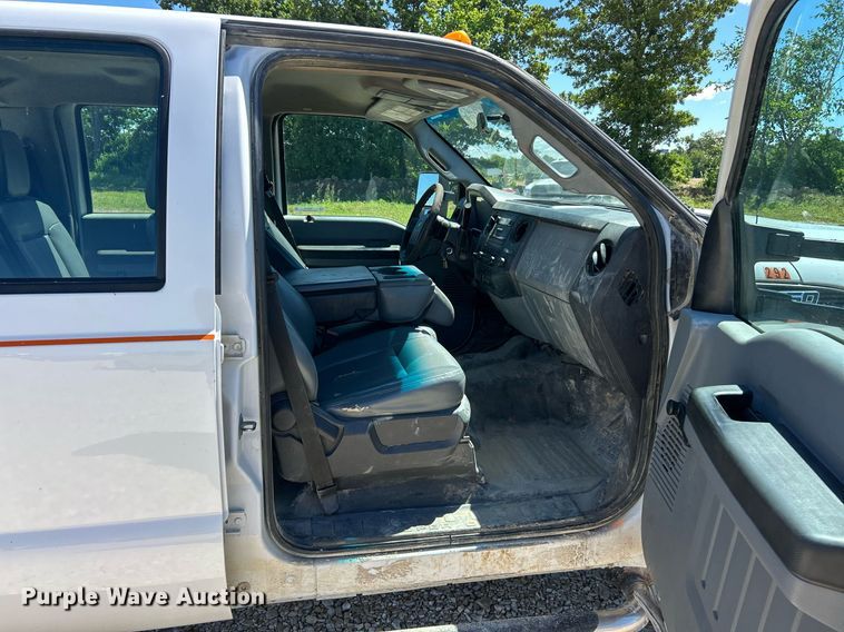 image for item EK8132 2015 Ford F550 Super Duty XL Crew Cab truck cab and chassis