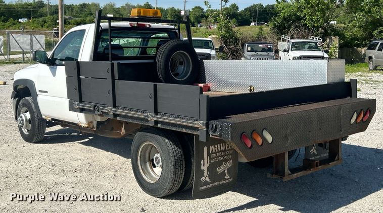 image for item EK8152 2001 GMC Sierra 3500 utility bed pickup truck