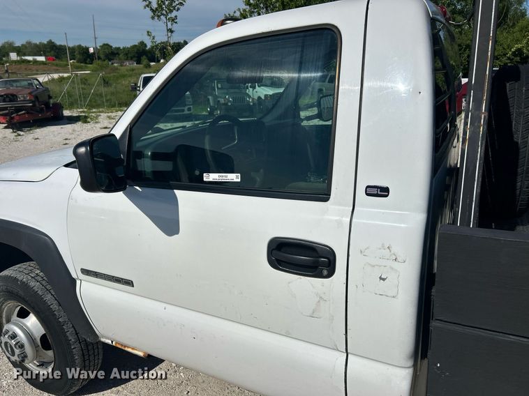 image for item EK8152 2001 GMC Sierra 3500 utility bed pickup truck