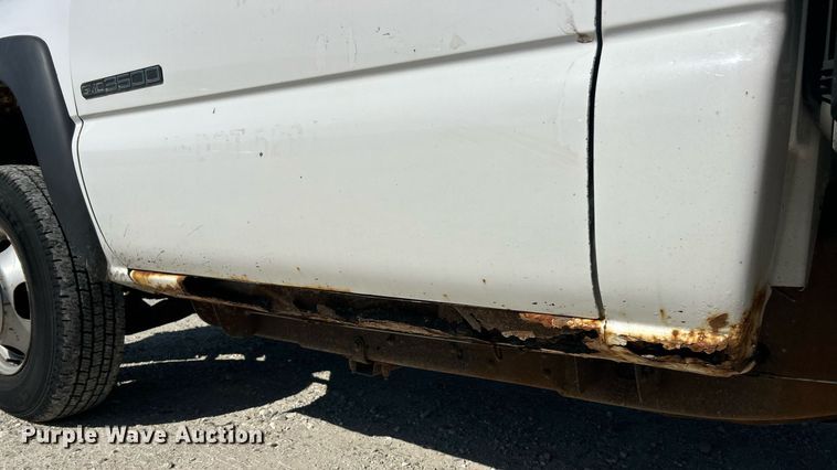 image for item EK8152 2001 GMC Sierra 3500 utility bed pickup truck