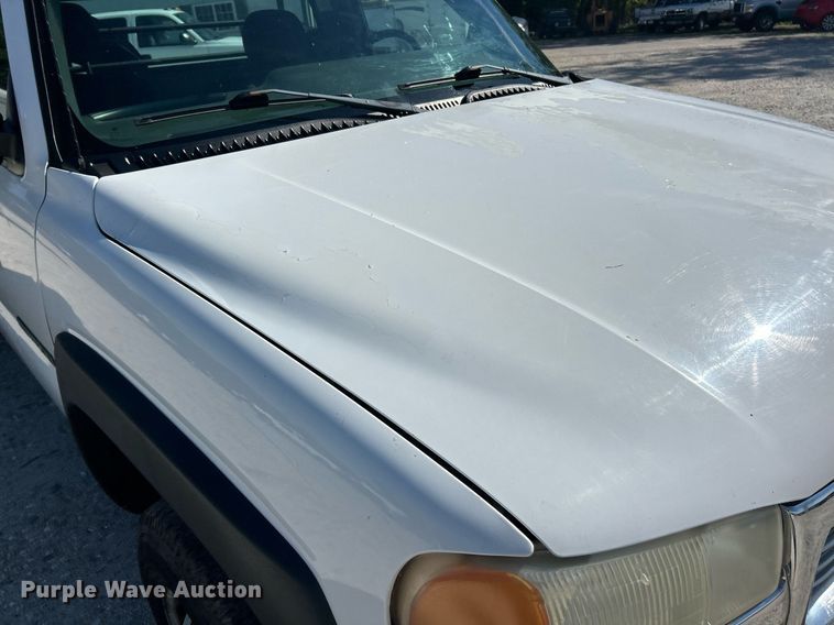 image for item EK8152 2001 GMC Sierra 3500 utility bed pickup truck