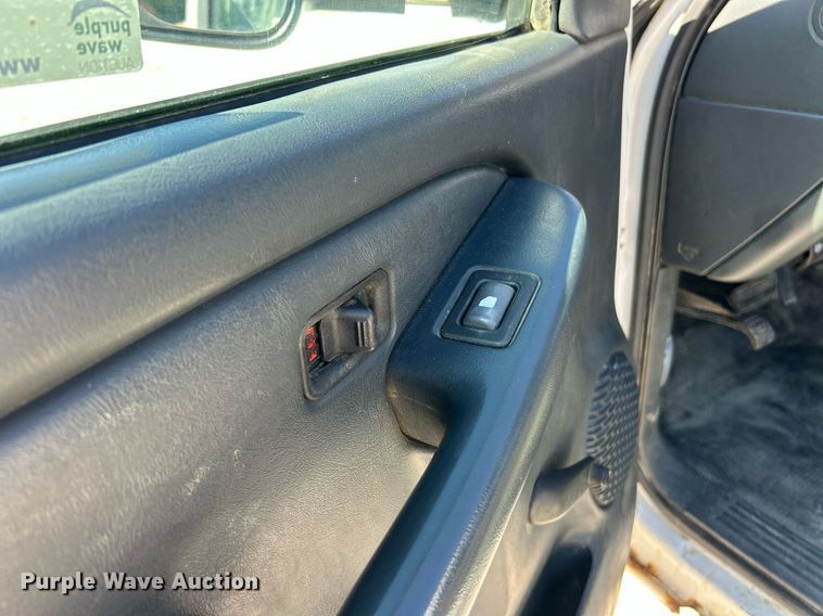 image for item EK8152 2001 GMC Sierra 3500 utility bed pickup truck