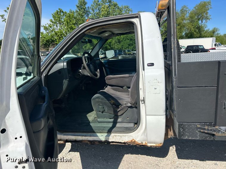 image for item EK8152 2001 GMC Sierra 3500 utility bed pickup truck