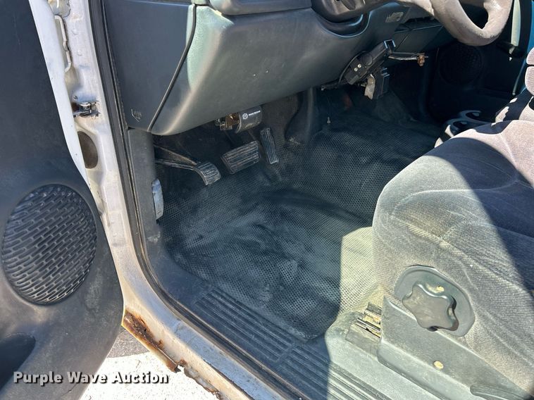 image for item EK8152 2001 GMC Sierra 3500 utility bed pickup truck