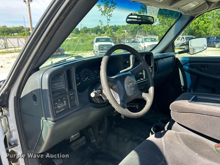 image for item EK8152 2001 GMC Sierra 3500 utility bed pickup truck