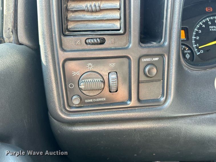 image for item EK8152 2001 GMC Sierra 3500 utility bed pickup truck