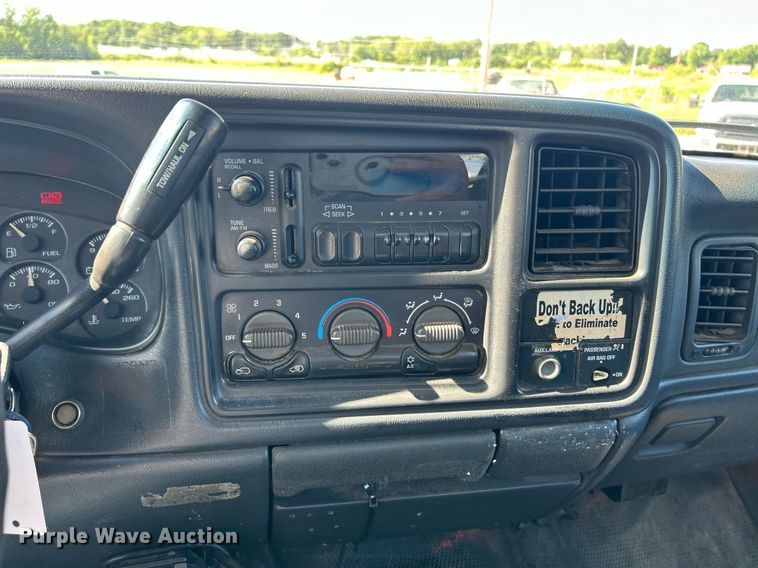 image for item EK8152 2001 GMC Sierra 3500 utility bed pickup truck