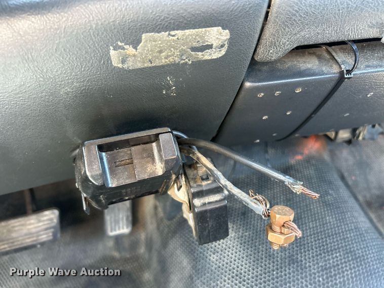 image for item EK8152 2001 GMC Sierra 3500 utility bed pickup truck