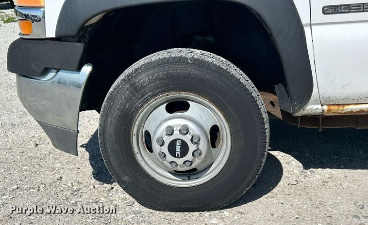 image for item EK8152 2001 GMC Sierra 3500 utility bed pickup truck