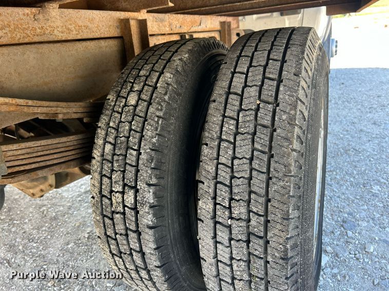 image for item EK8152 2001 GMC Sierra 3500 utility bed pickup truck