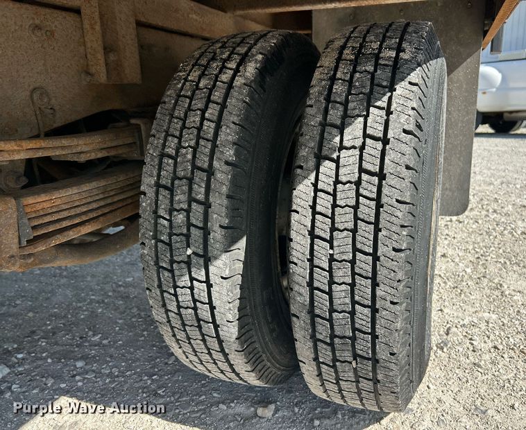 image for item EK8152 2001 GMC Sierra 3500 utility bed pickup truck