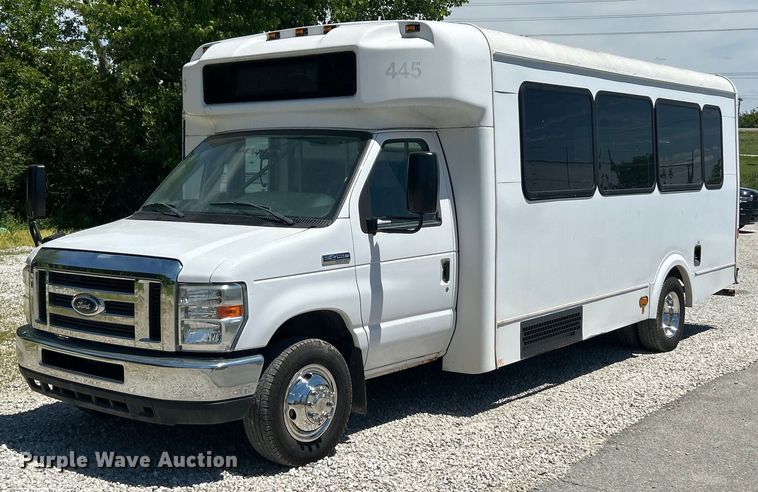 image for item EK8156 2017 Ford E450 Super Duty shuttle bus