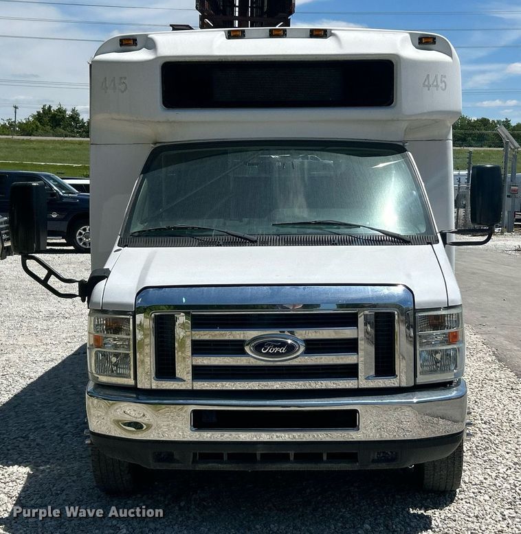 image for item EK8156 2017 Ford E450 Super Duty shuttle bus