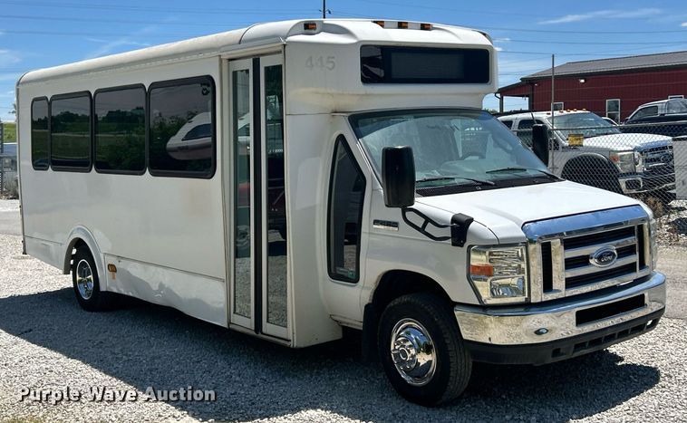 image for item EK8156 2017 Ford E450 Super Duty shuttle bus