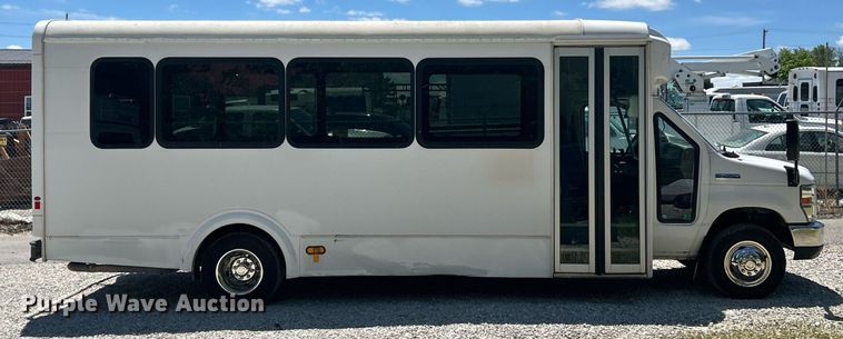 image for item EK8156 2017 Ford E450 Super Duty shuttle bus