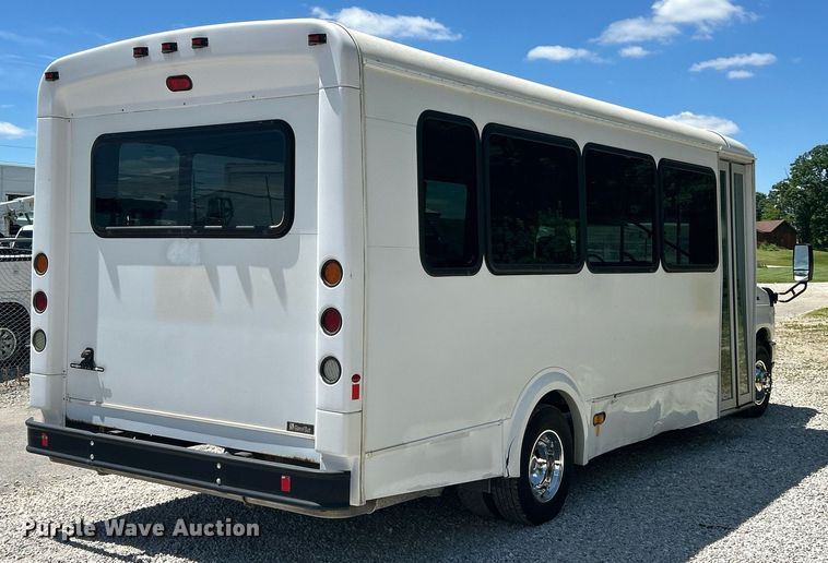 image for item EK8156 2017 Ford E450 Super Duty shuttle bus