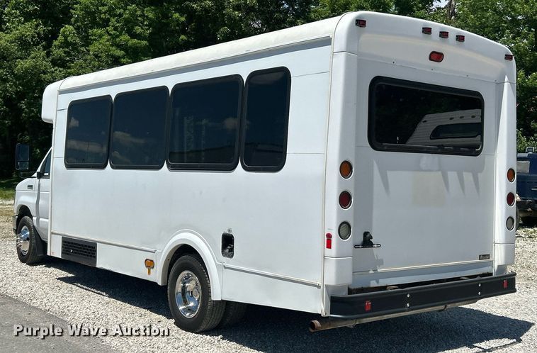 image for item EK8156 2017 Ford E450 Super Duty shuttle bus