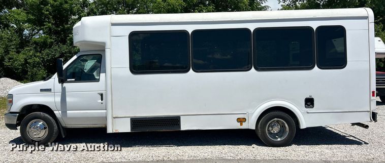 image for item EK8156 2017 Ford E450 Super Duty shuttle bus