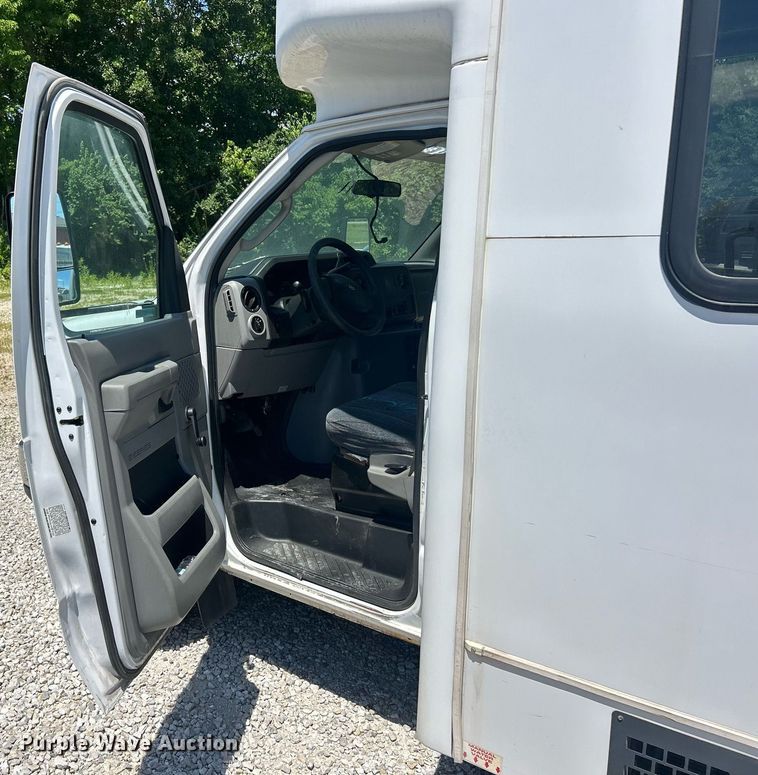 image for item EK8156 2017 Ford E450 Super Duty shuttle bus