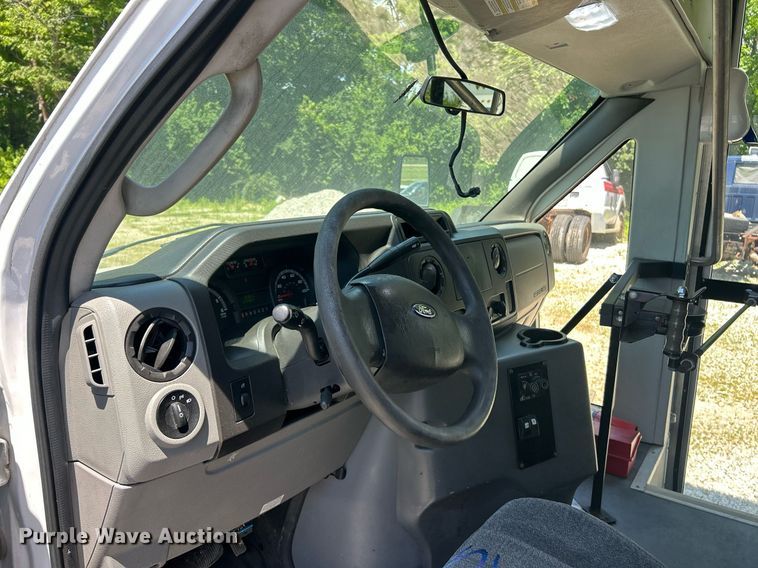 image for item EK8156 2017 Ford E450 Super Duty shuttle bus