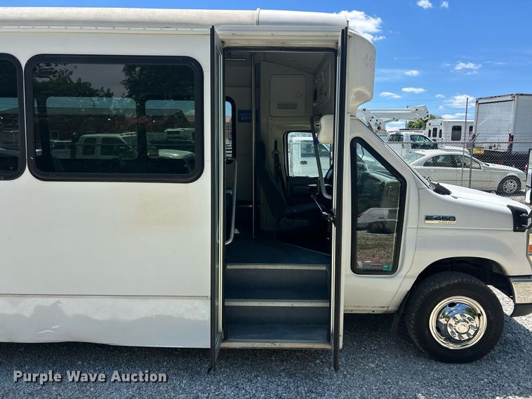 image for item EK8156 2017 Ford E450 Super Duty shuttle bus